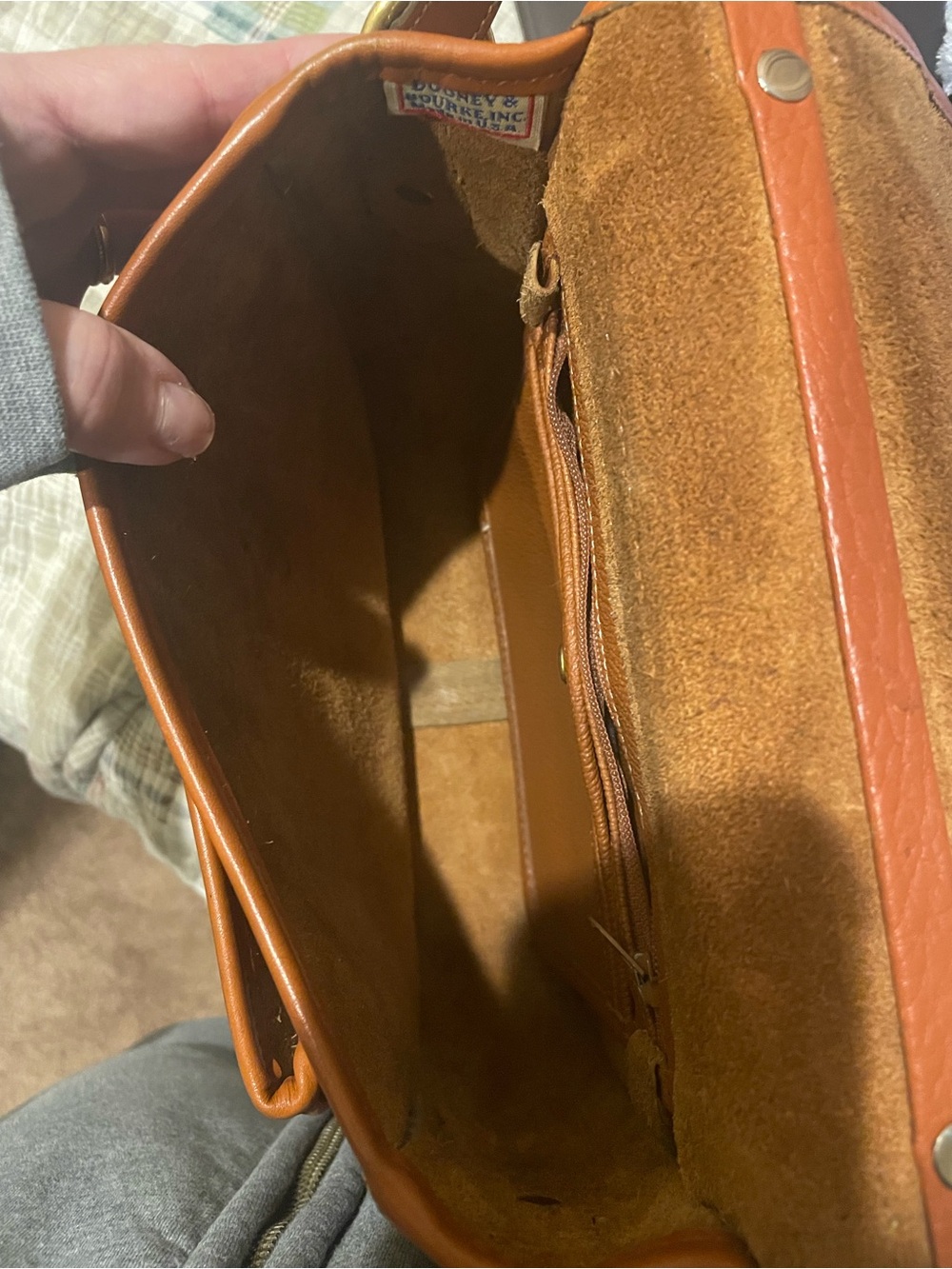 Dooney & Bourke British Tan all weather Leather Handbag. Made in USA Label. - Picture 7 of 8